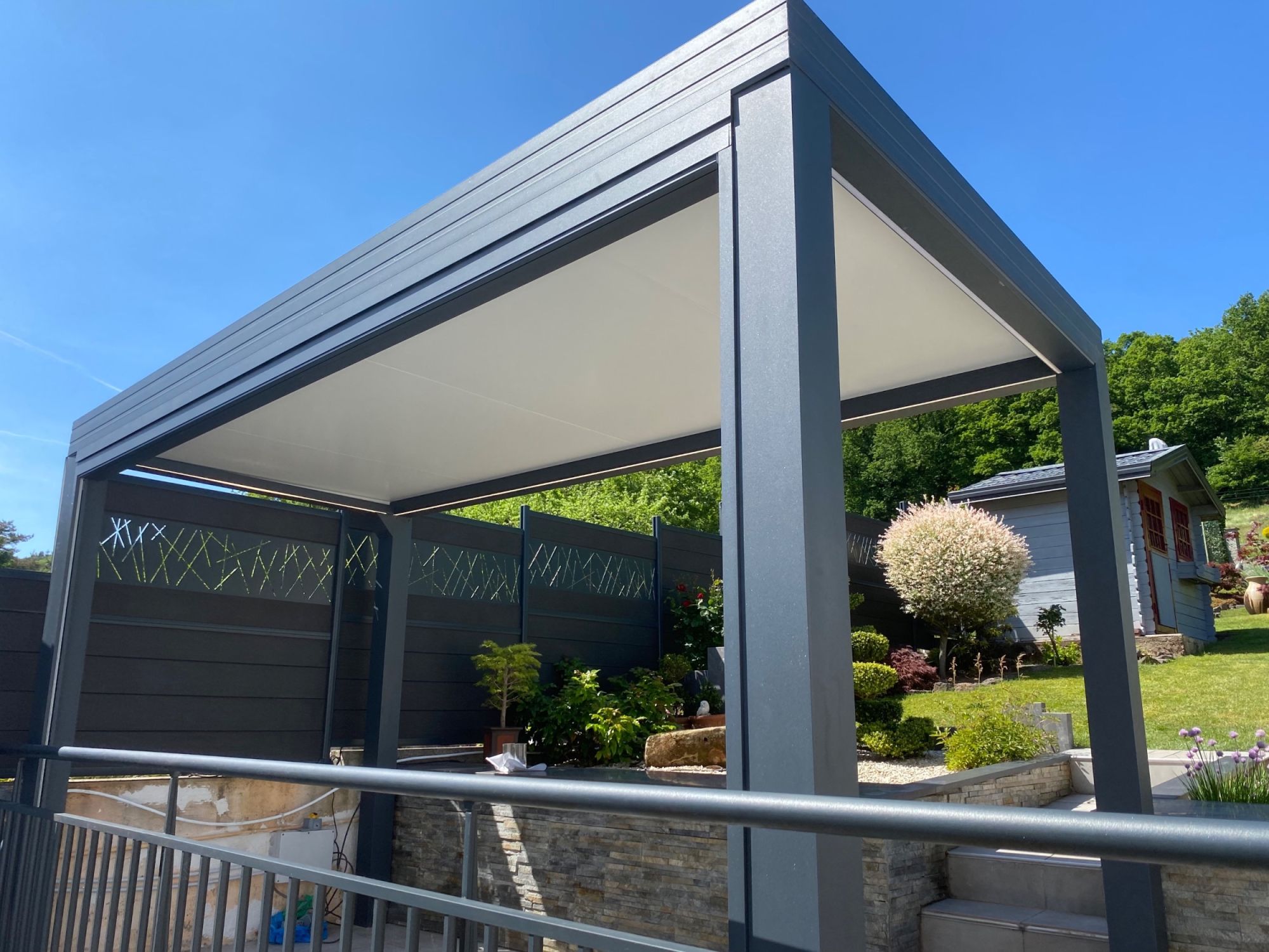 Pergola aluminium anthracite sur terrasse