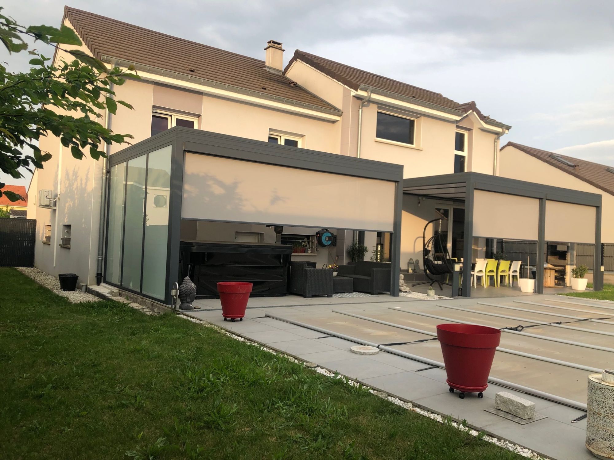 Pergola avec stores