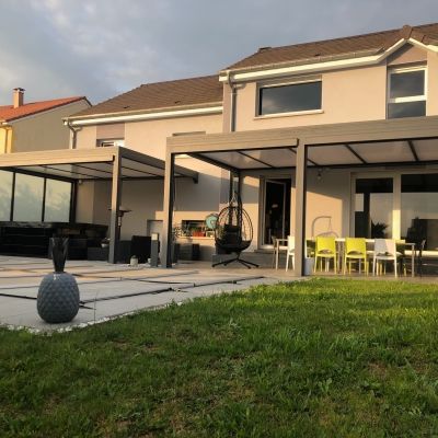 Pergola avec stores