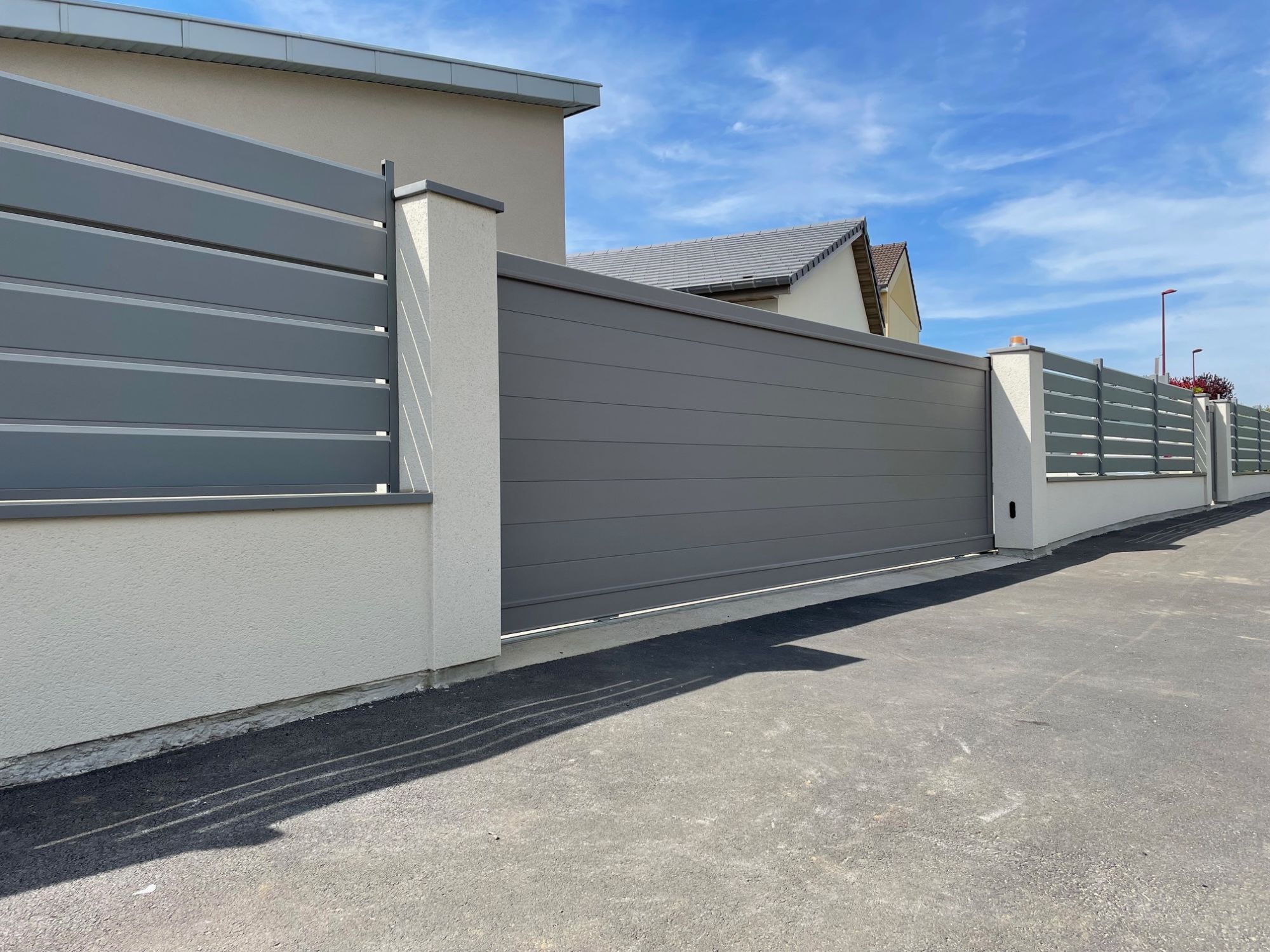 Portail coulissant et clôture aluminium gris diamant
