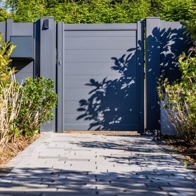 Entrée aménagé avec la pose d'un portillon aluminium