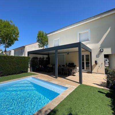 Pergola design en Lorraine avec vue sur piscine