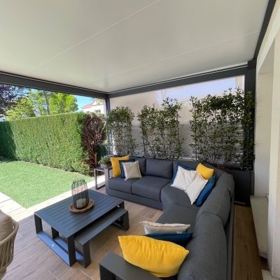 Pergola design en Lorraine avec vue sur piscine