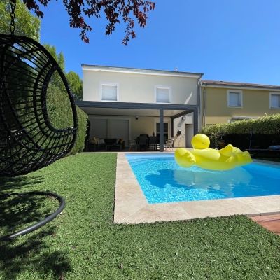 Pergola design en Lorraine avec vue sur piscine