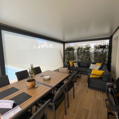 Pergola design en Lorraine avec vue sur piscine