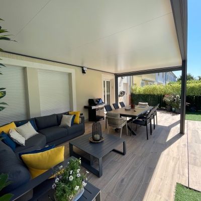 Pergola design en Lorraine avec vue sur piscine