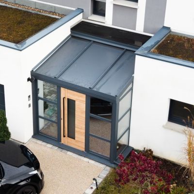 Sas d'entrée moderne avec porte effet bois (Lorraine)