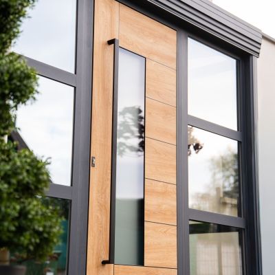 Sas d'entrée moderne avec porte effet bois (Lorraine)