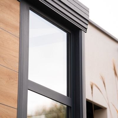 Sas d'entrée moderne avec porte effet bois (Lorraine)