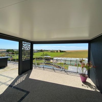 Terrasse avec pavillon de jardin