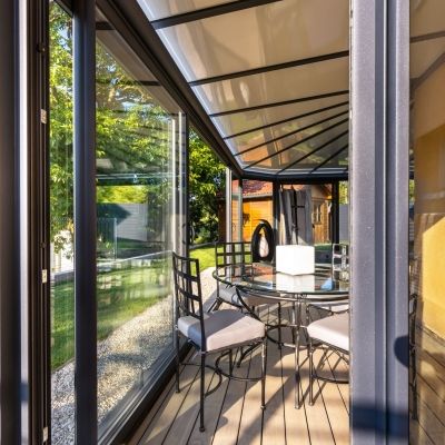 Véranda toiture diamant moderne