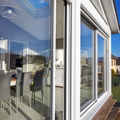 Menuiseries alu blanches - Fermeture de terrasse