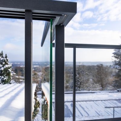 Garde-corps vitré posé sur terrasse