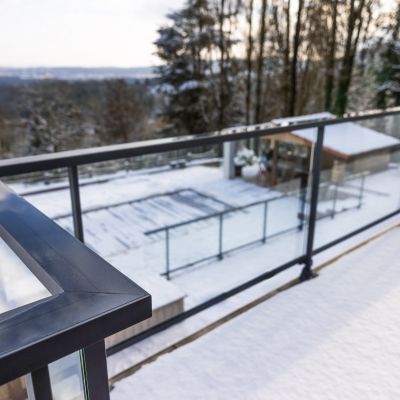 Garde-corps vitré posé sur terrasse