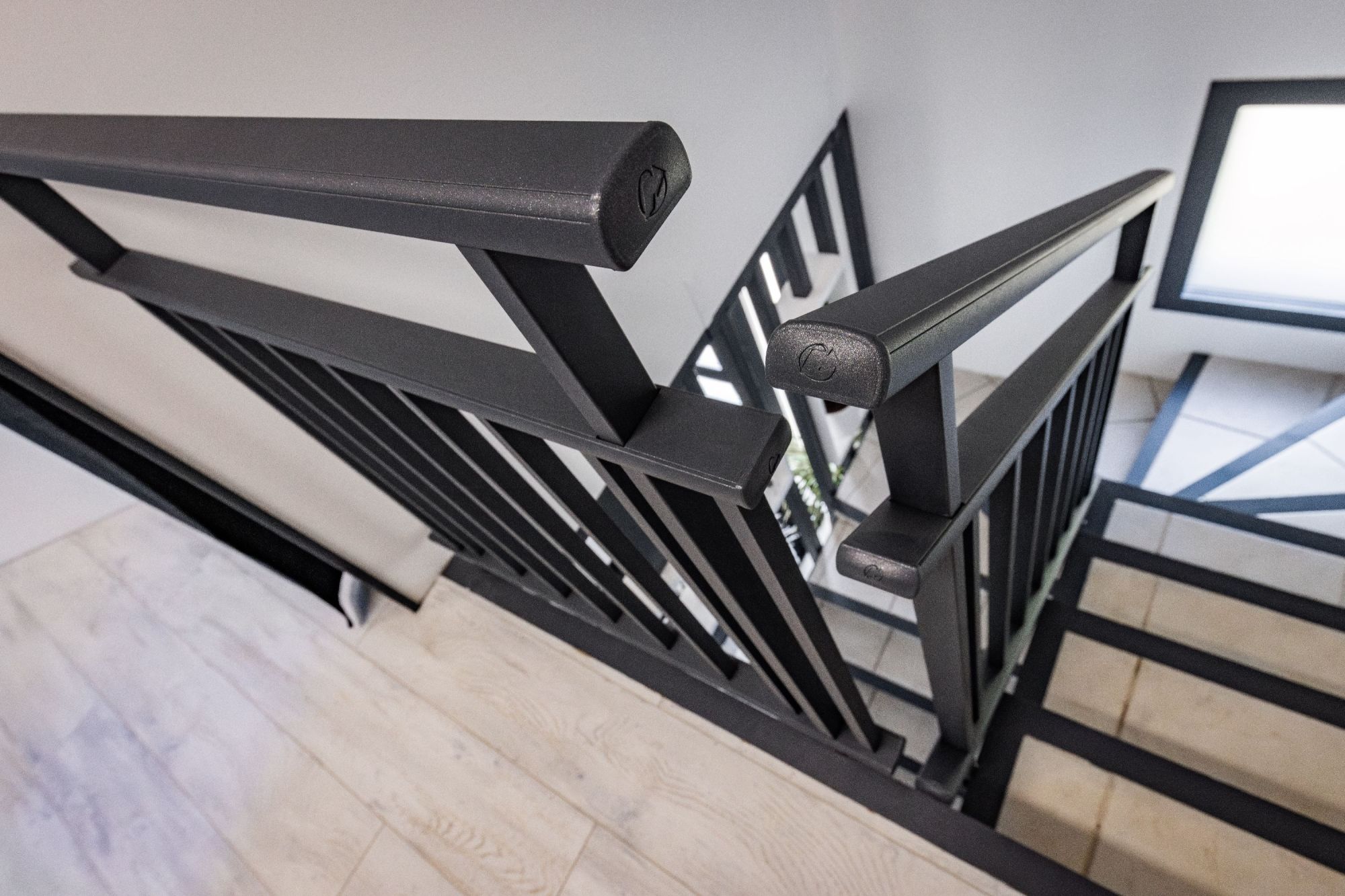 Garde‑corps et rampe d’escalier intérieurs en aluminium