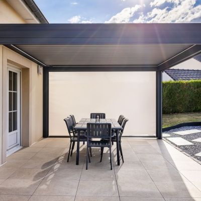 Pergola bioclimatique et stores