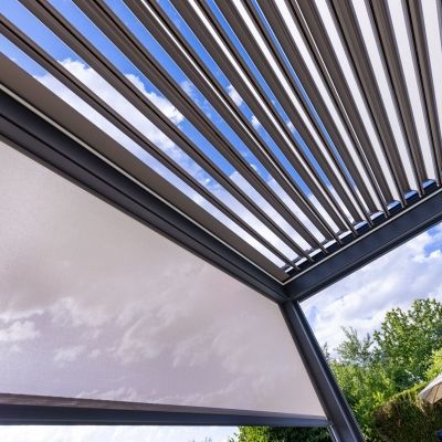 Pergola bioclimatique et stores