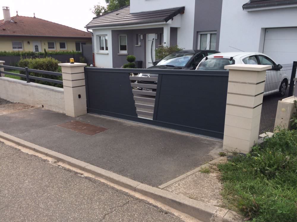 Portail coulissant contemporain alu