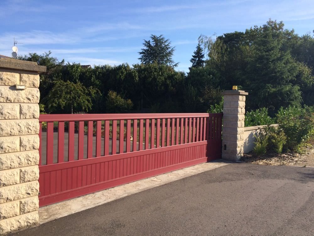 Grand portail coulissant à barreaux