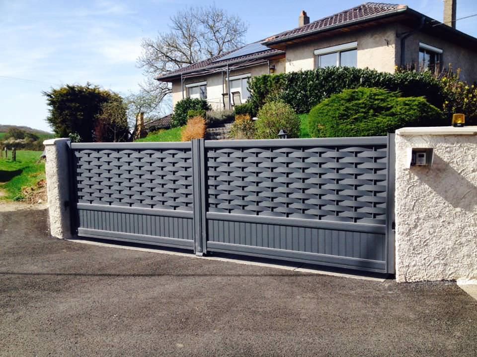 Portail battant motif tressé