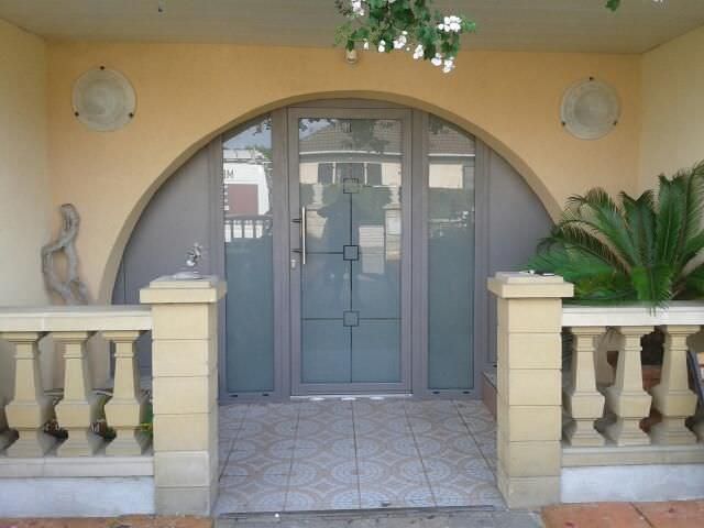 Porte d'entrée alu avec tierces vitrées