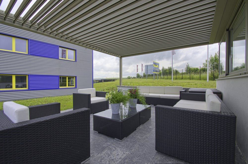 Pergola bio-climatique visible dans notre showroom