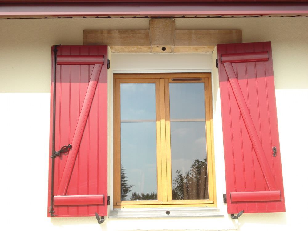 Volets battants alu rouges