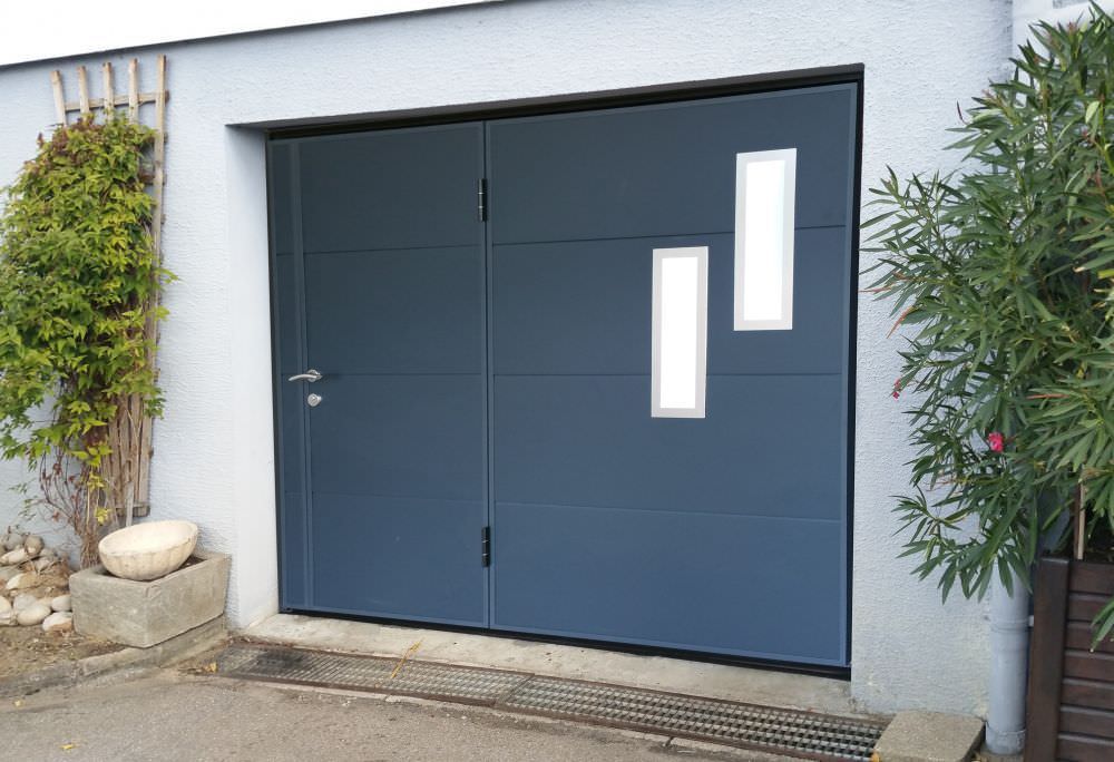 Porte de garage moderne avec porte