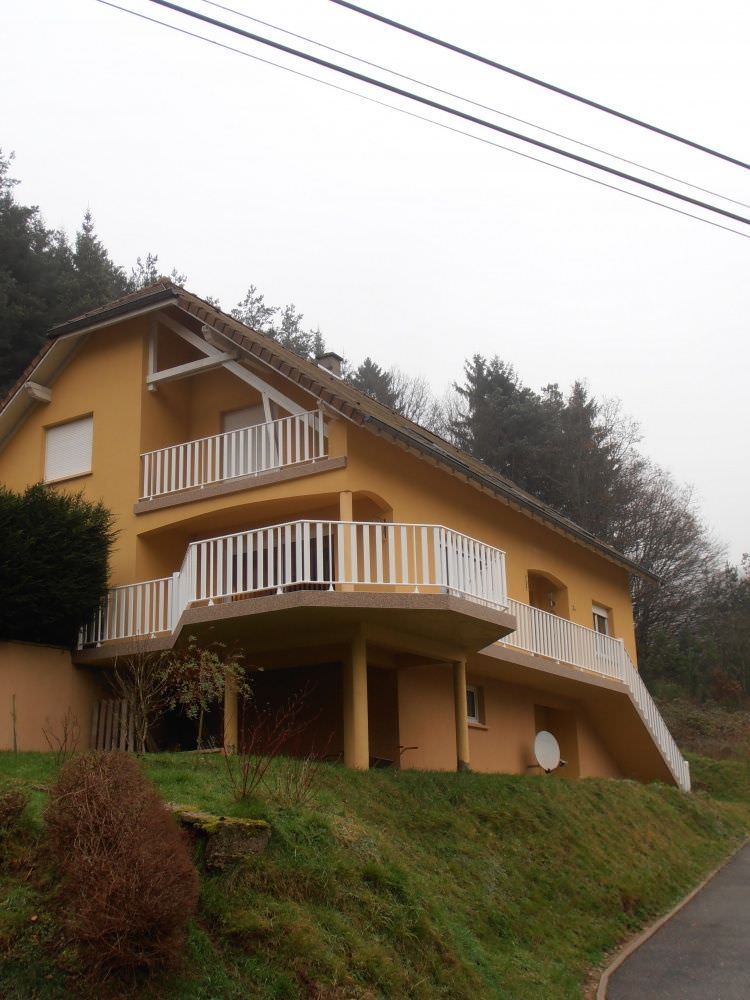 Garde-Corps blanc sur balcons et escaliers