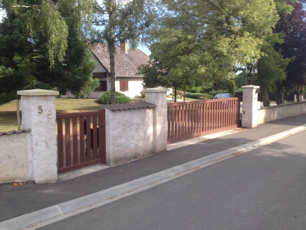 Portail coulissant et portillon brun