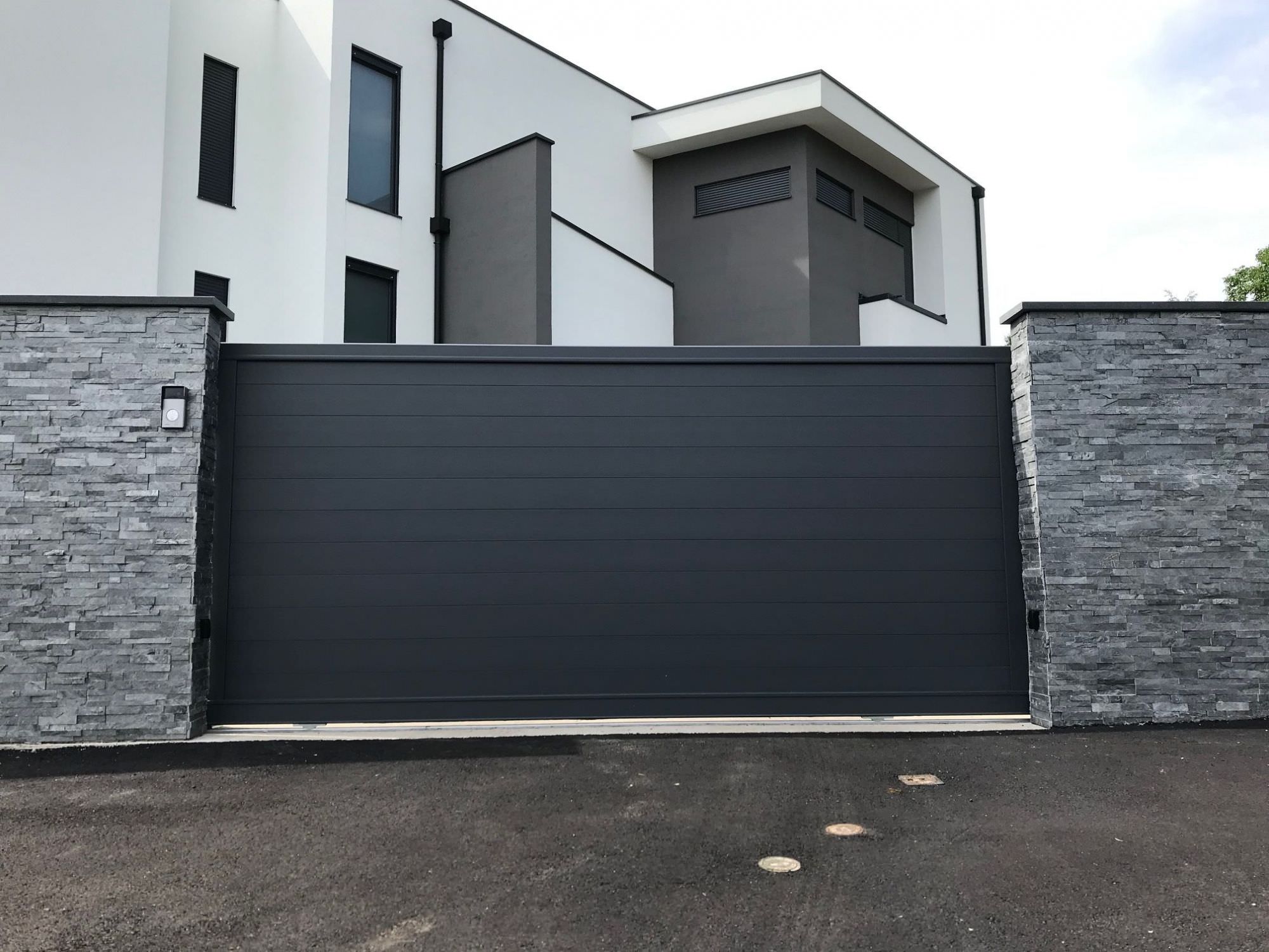 Portail coulissant motorisé en aluminium à Sarreguemines
