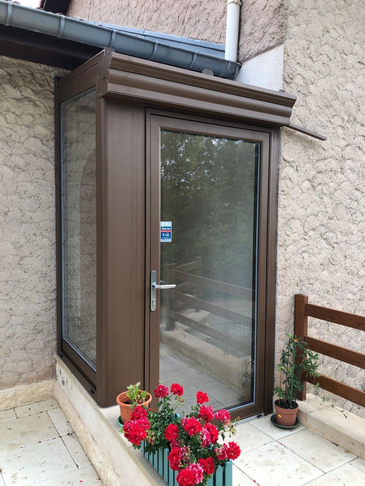 https://www.fbs-verandas.fr/images/contenus/projets/329-fbs-sas-protection-porte-dentree-bezaumont-54.jpg