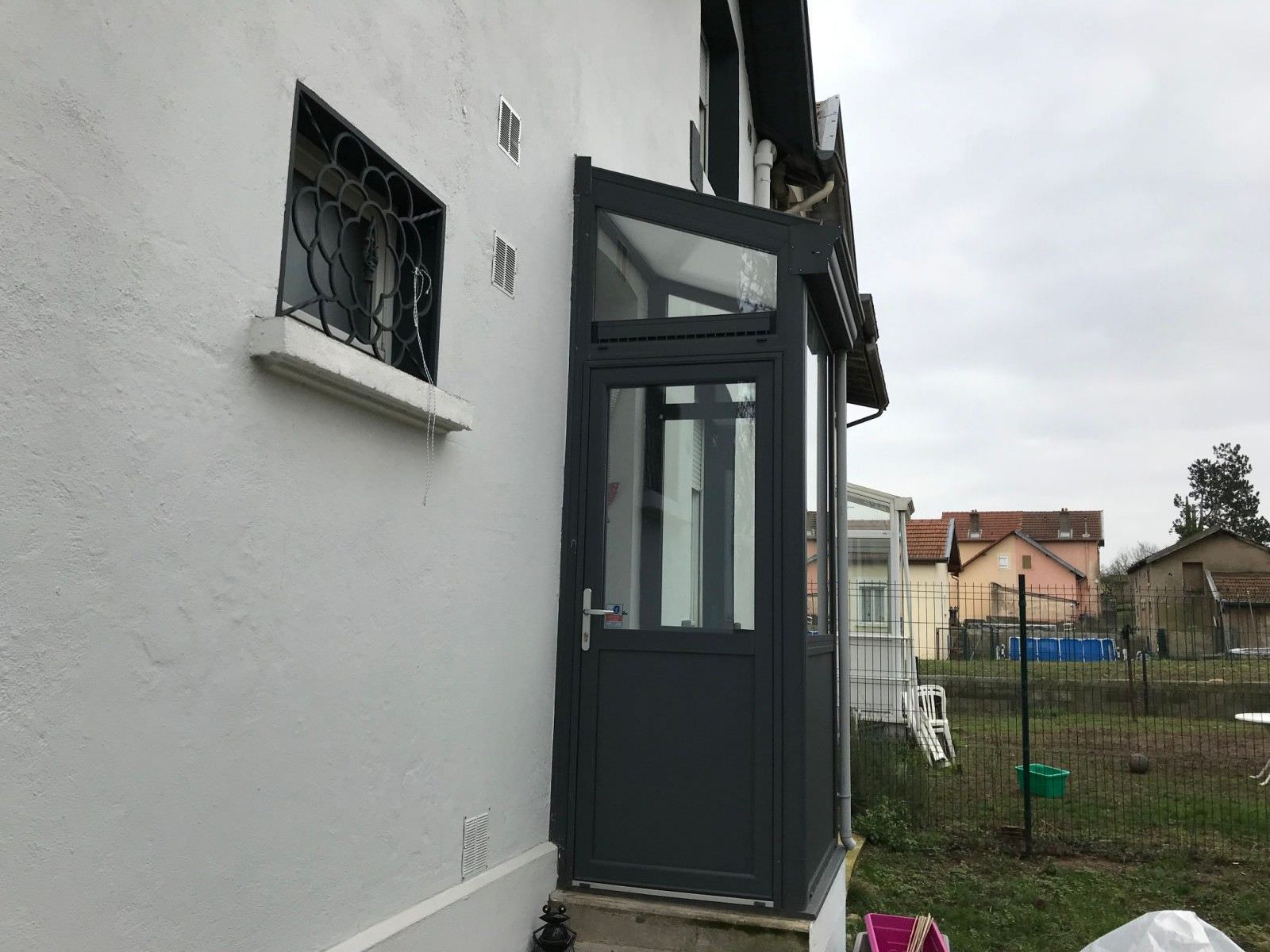 Sas porte d'entrée alu gris