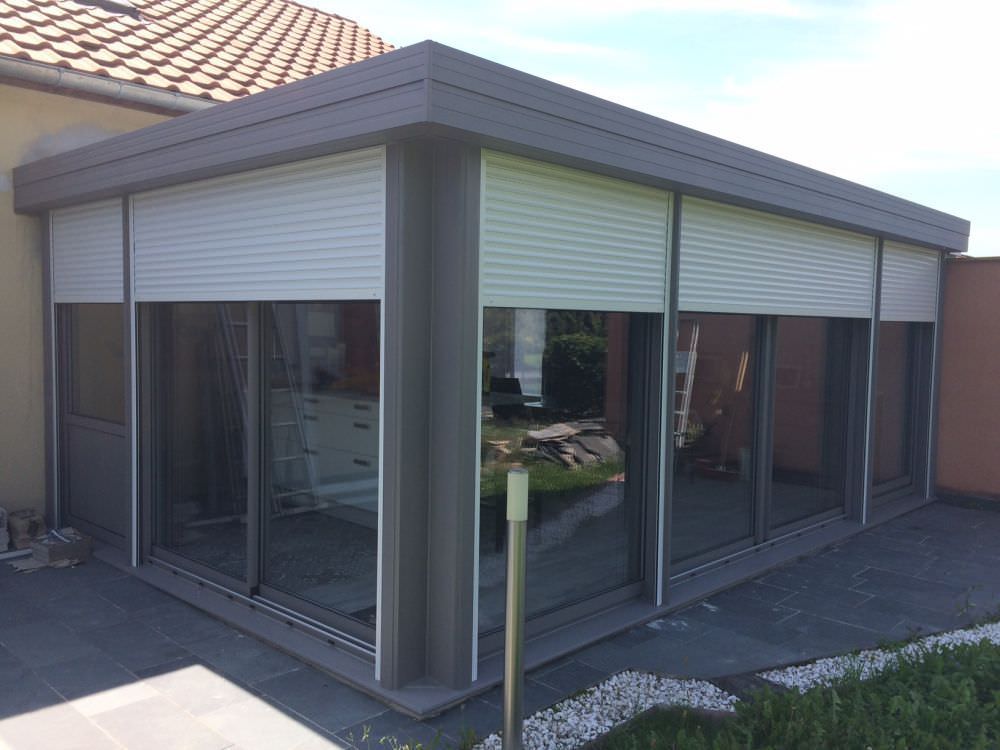 Véranda sur mesure avec volets roulants