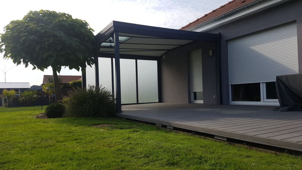 Auvent moderne alu gris avec paroi vitrée