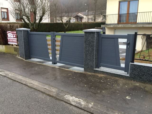 Portail contemporain aluminium gris en Meurthe