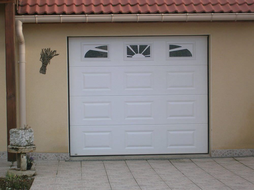 Porte de garage alu blanc avec fenêtres