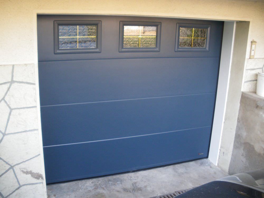 Porte de garage sectionnelle avec fenêtres