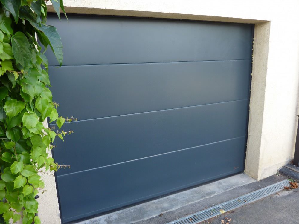 Porte de garage contemporaine gris anthracite
