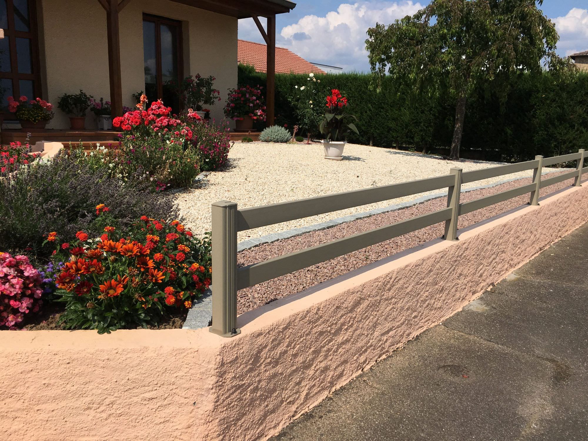 Clôture en alu sur muret