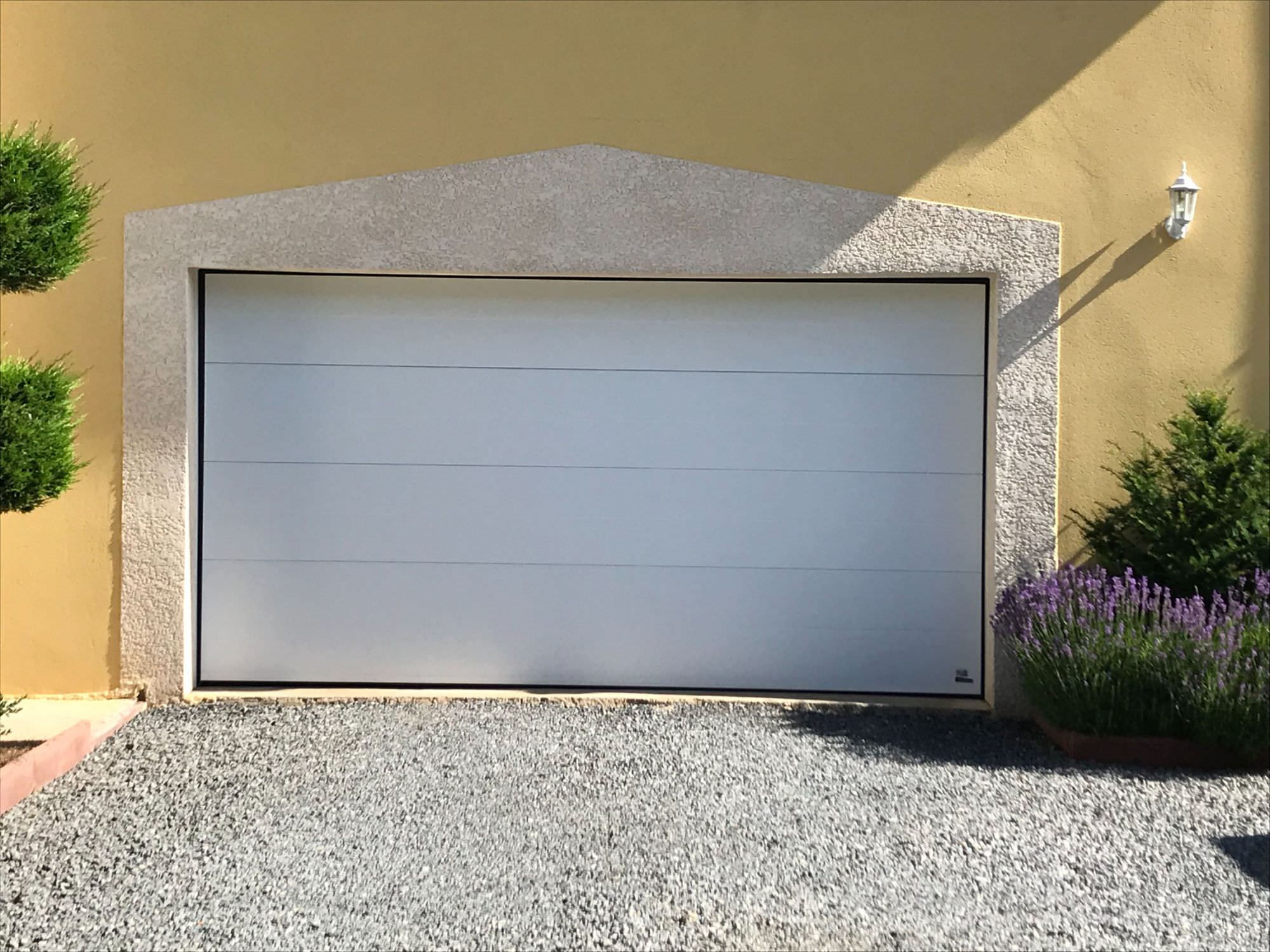 Porte de garage grande largeur