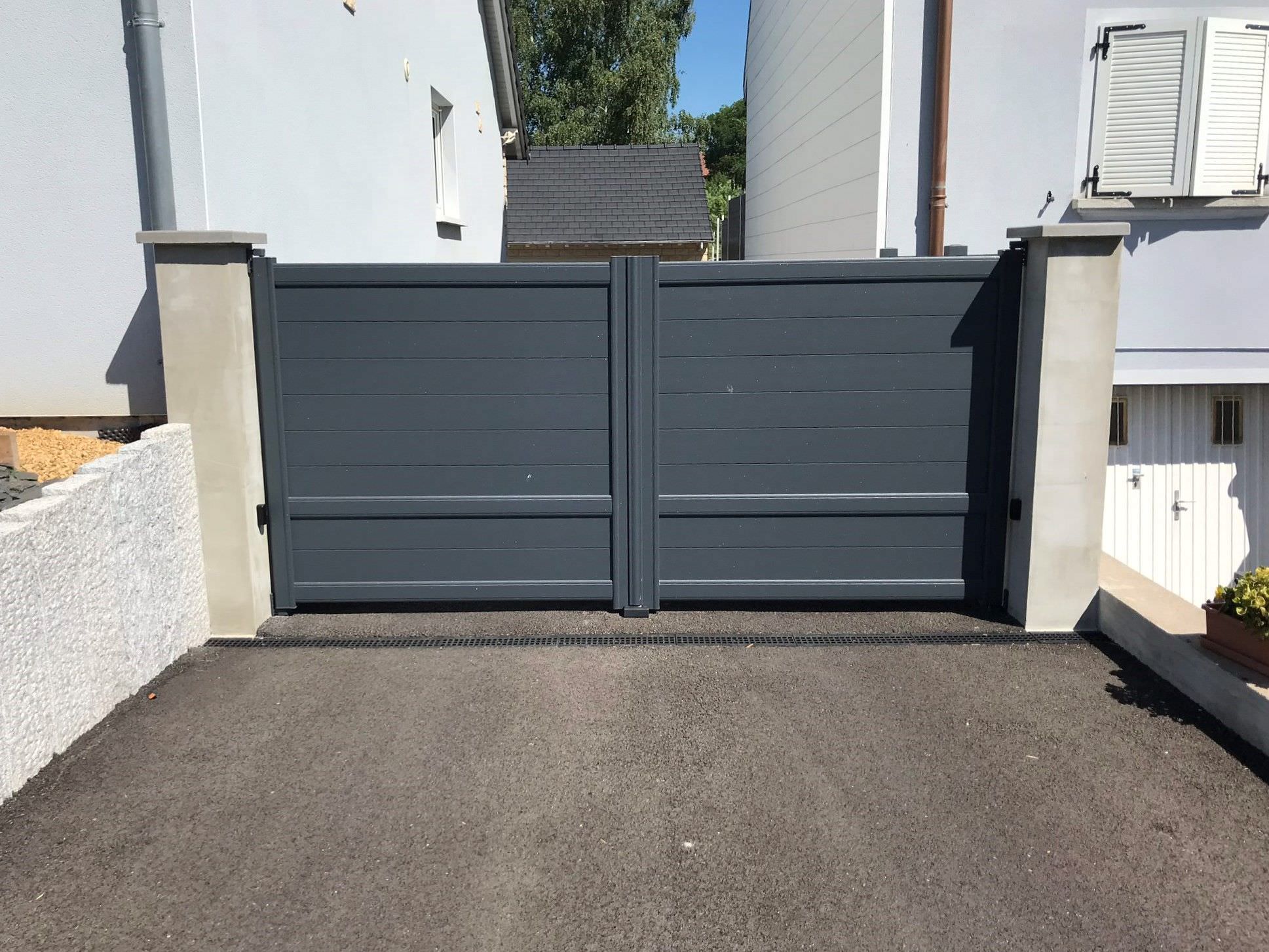 Portail battant aluminium plein