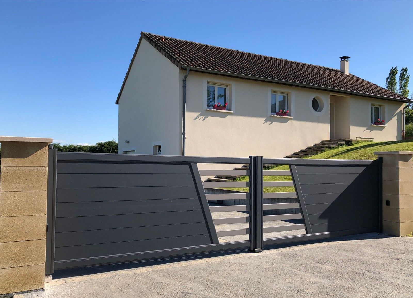 Portail 2 vantaux alu gris