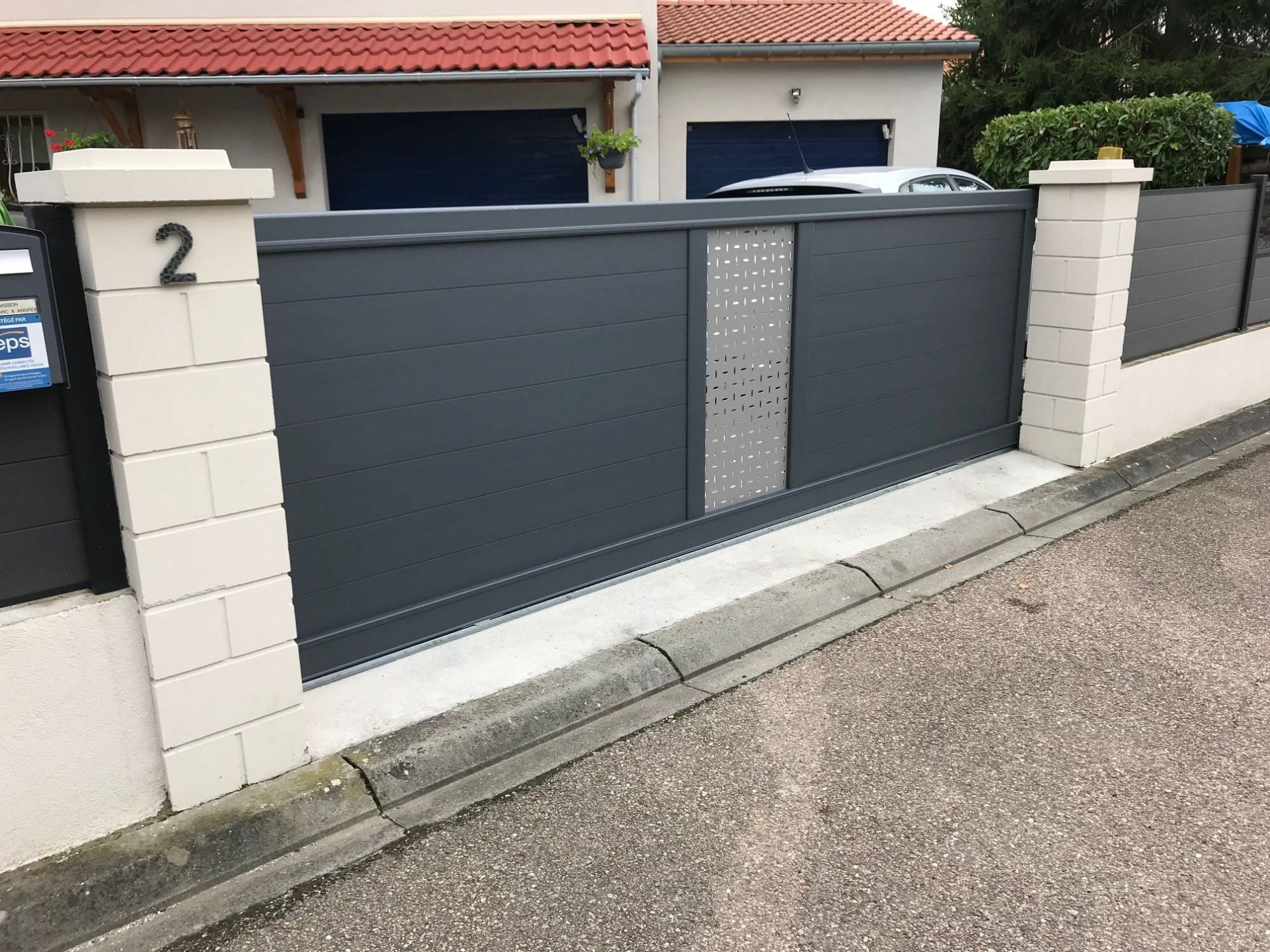 Portail coulissant alu contemporain