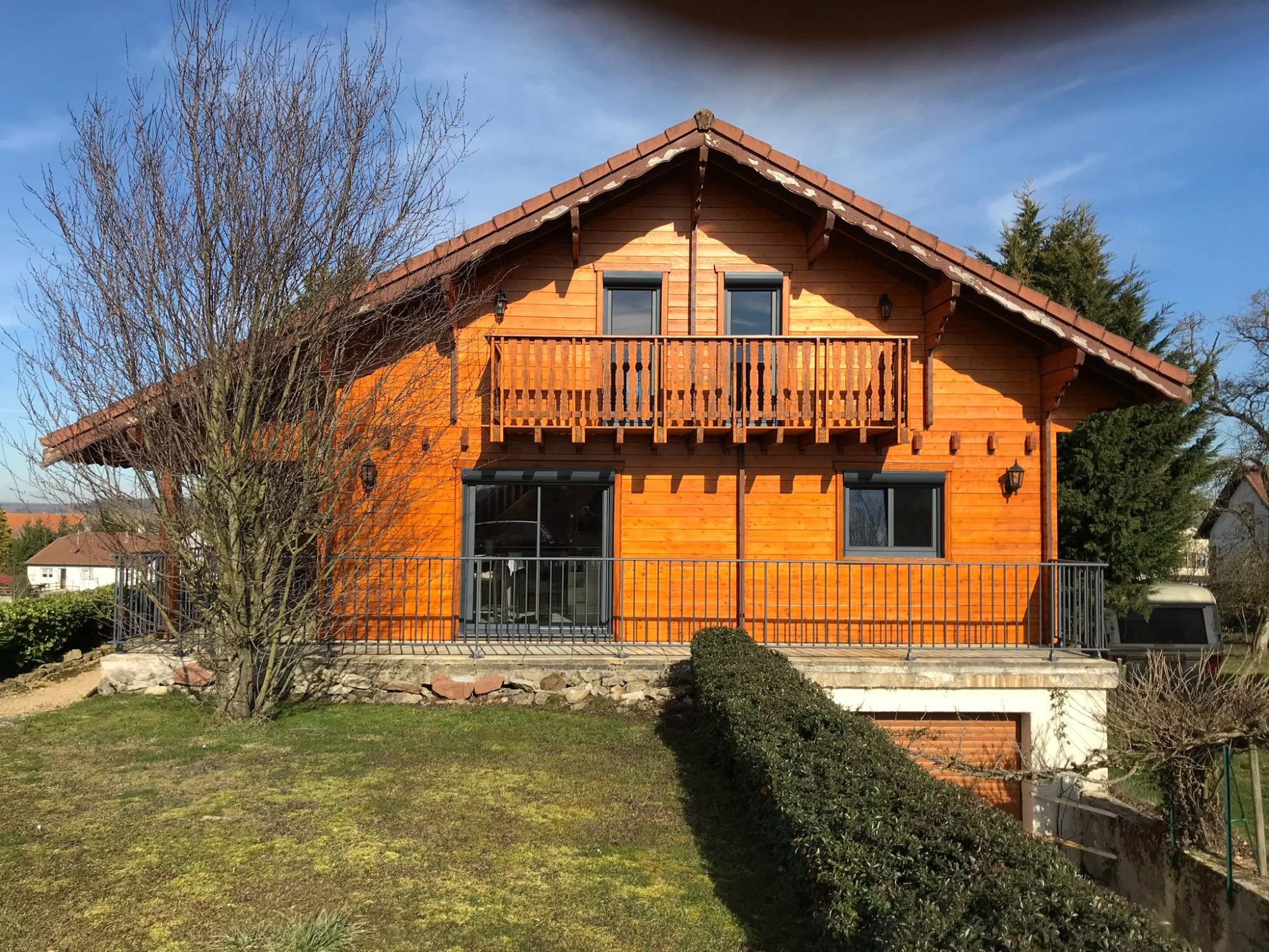Fenêtre alu gris sur maison chalet en bois