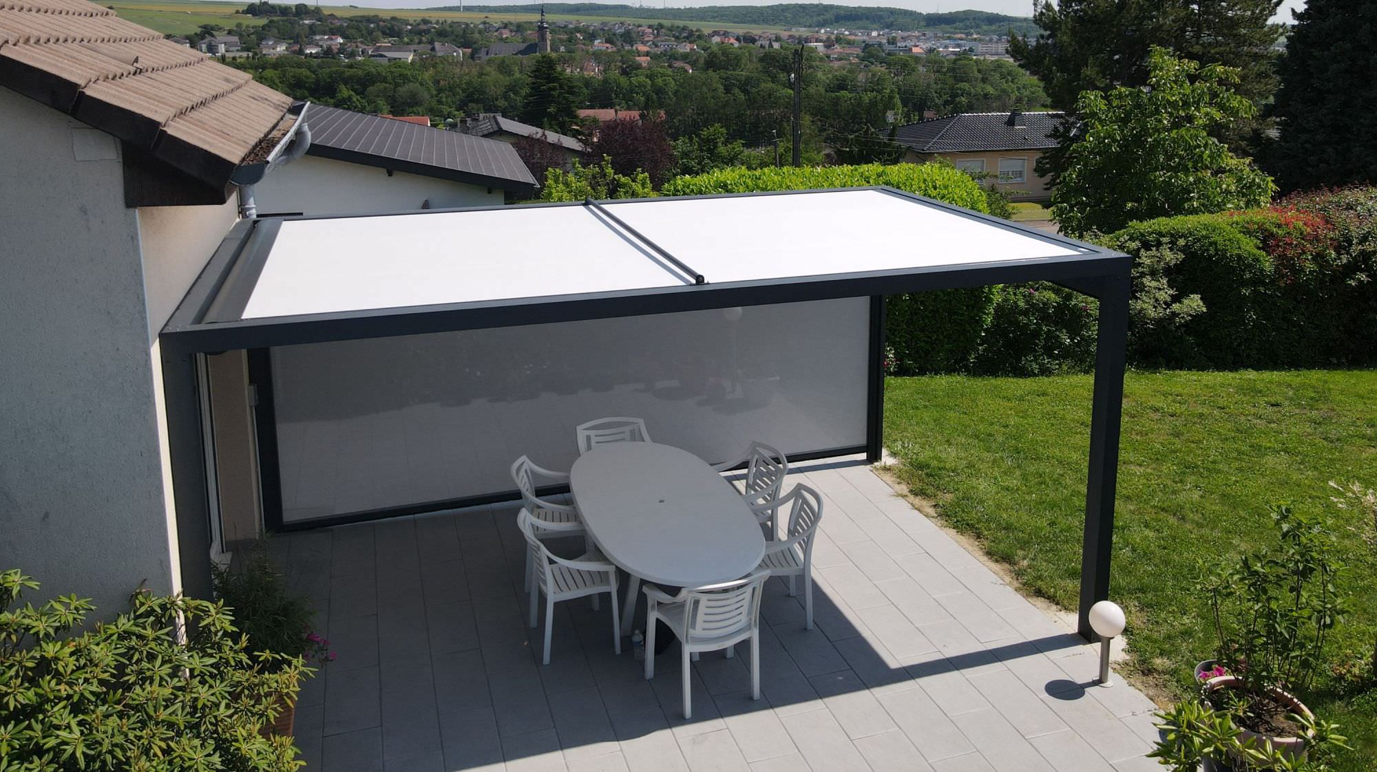 Pergola avec store de protection