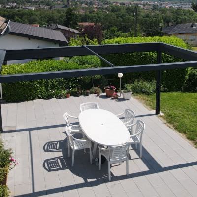 Pergola avec store de protection