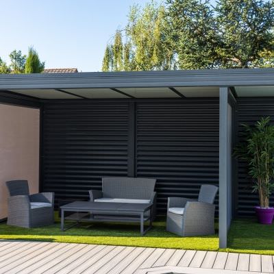 Gazebo alu avec cloison brise vue et store