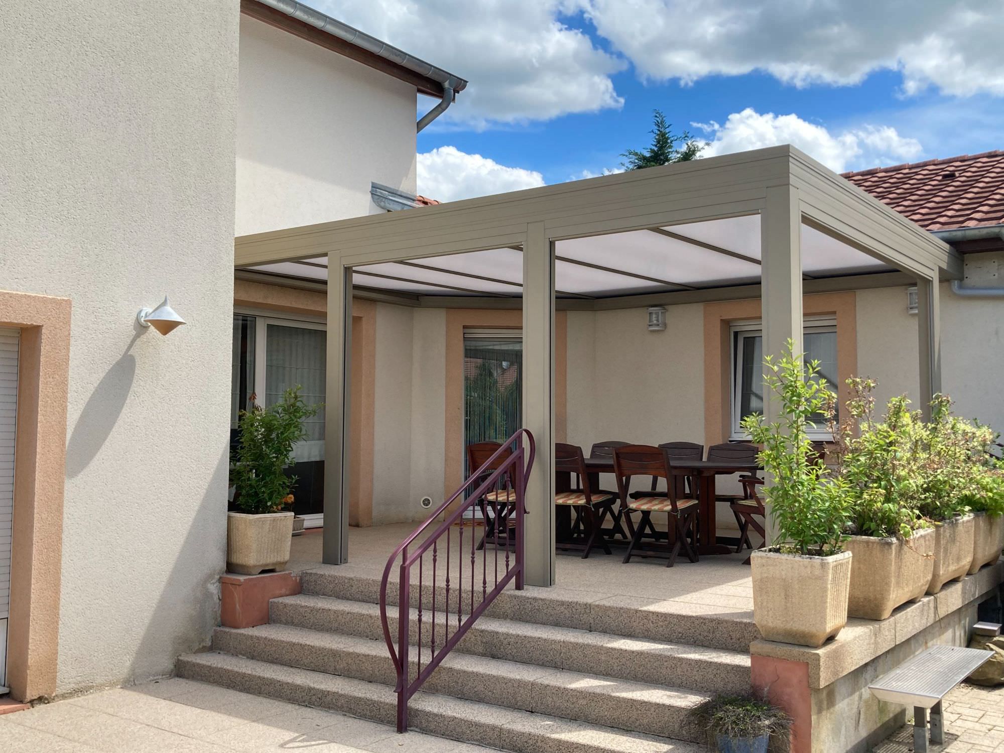 Auvent moderne gris clair avec stores