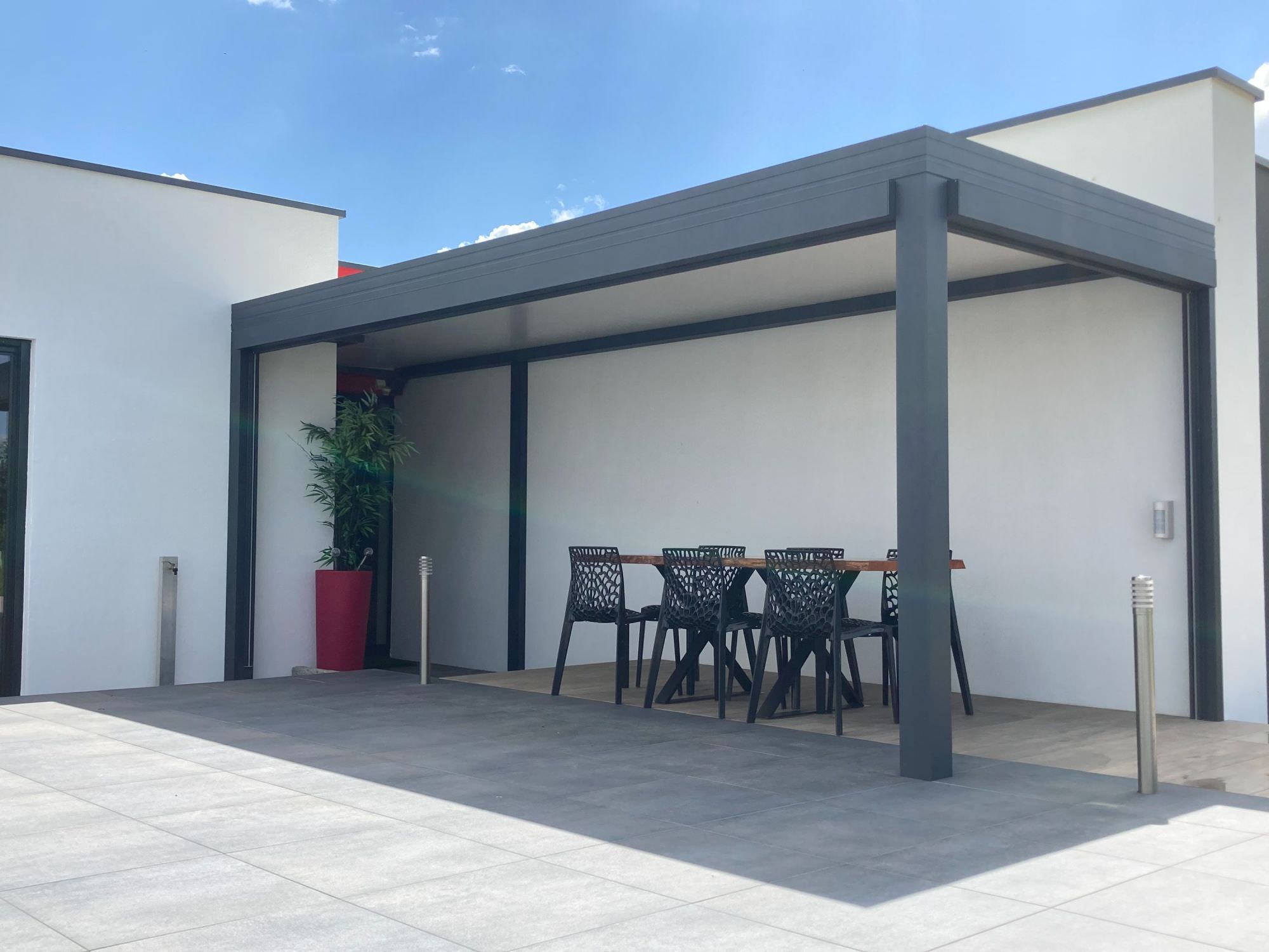 Auvent design pour coin ombragé sur la terrasse